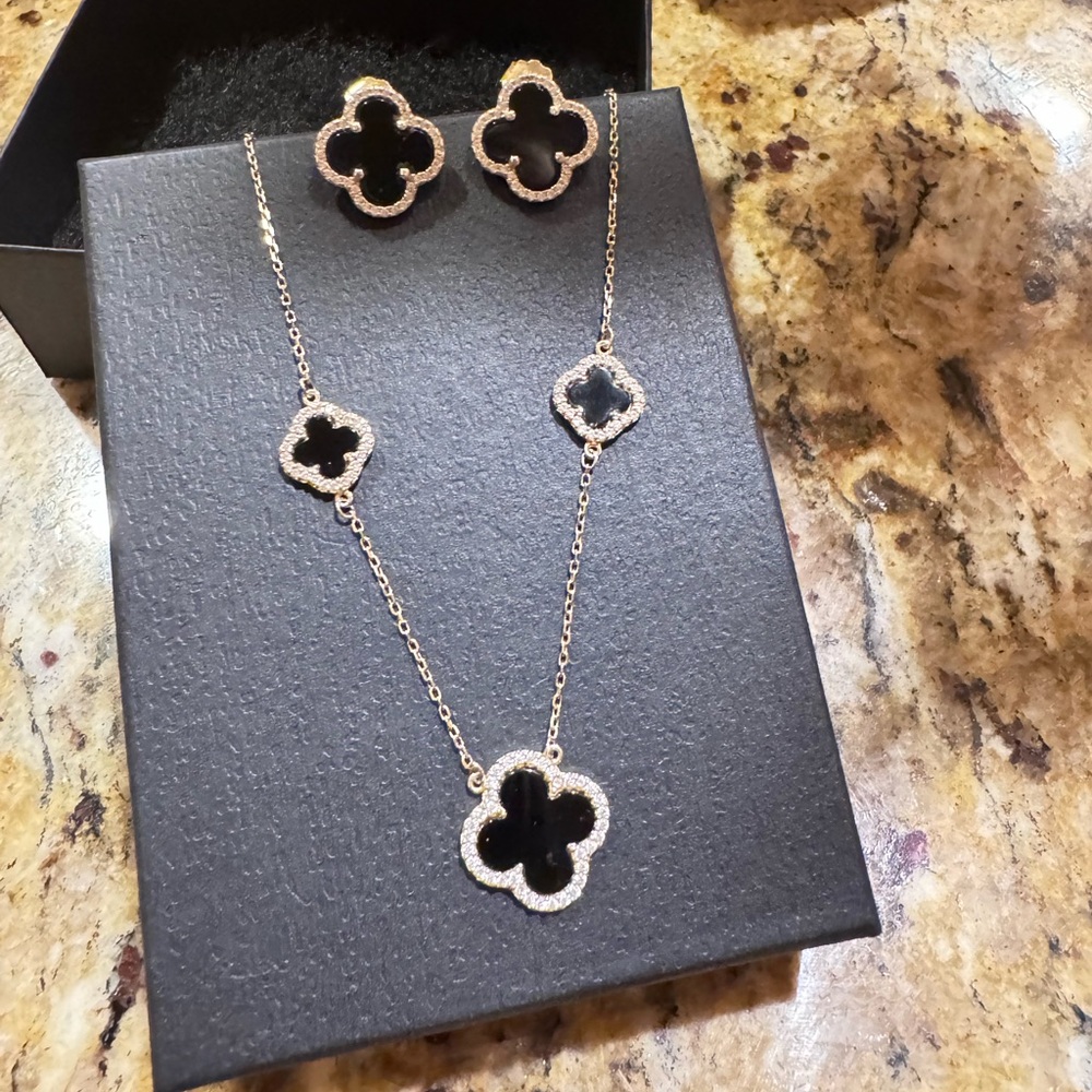 Elegant Black and Gold Clover Jewelry Set